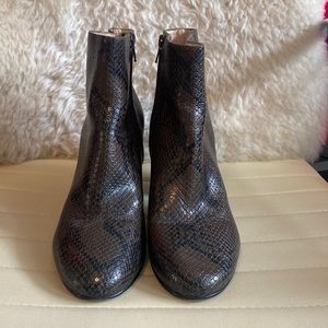 Club Monaco Made in Italy Olive Leather Boots